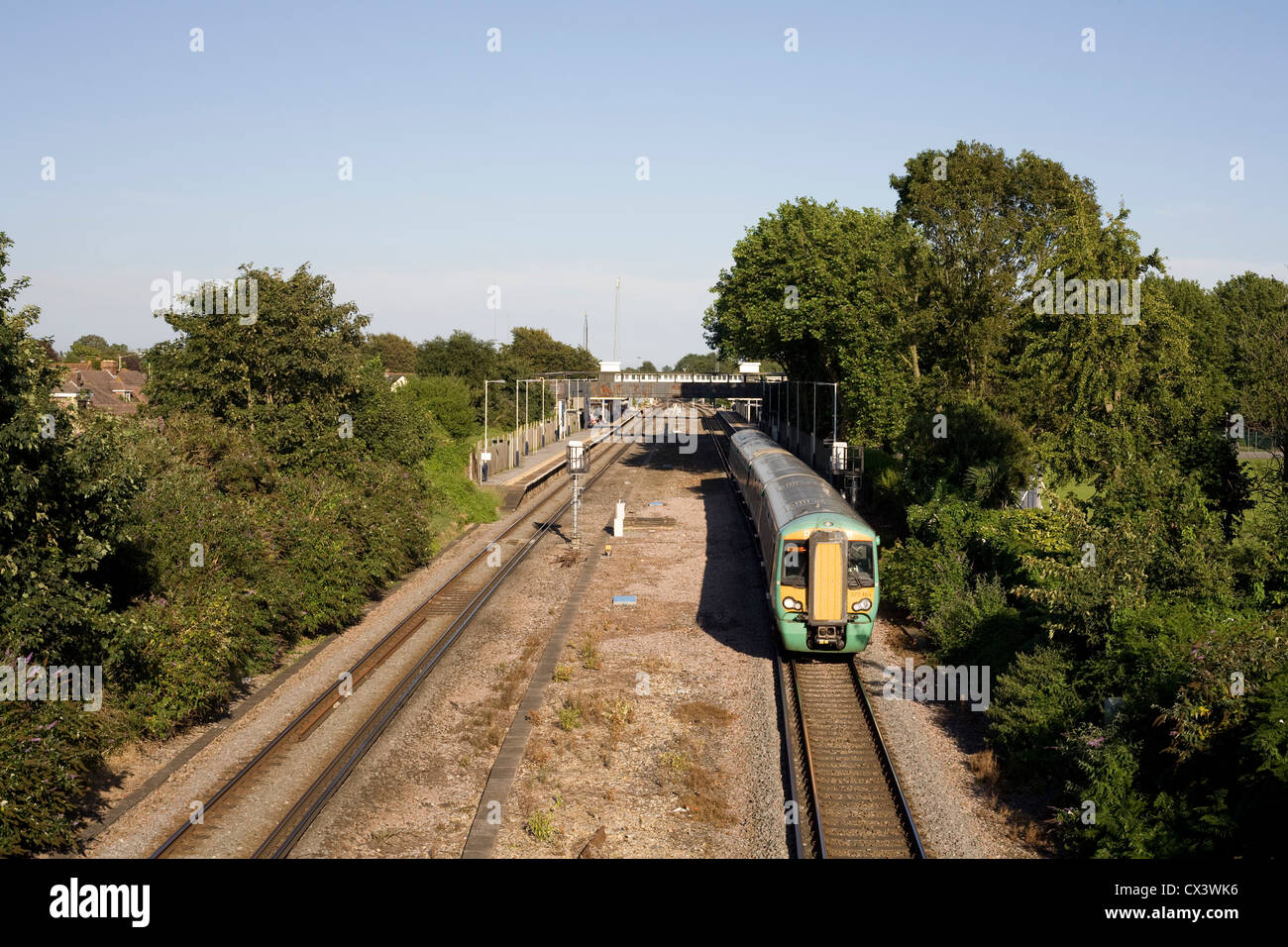 Havant stazione ferroviaria con la classe 377 electrostar in livrea meridionale en route a Portsmouth in un caldo pomeriggio di agosto Foto Stock