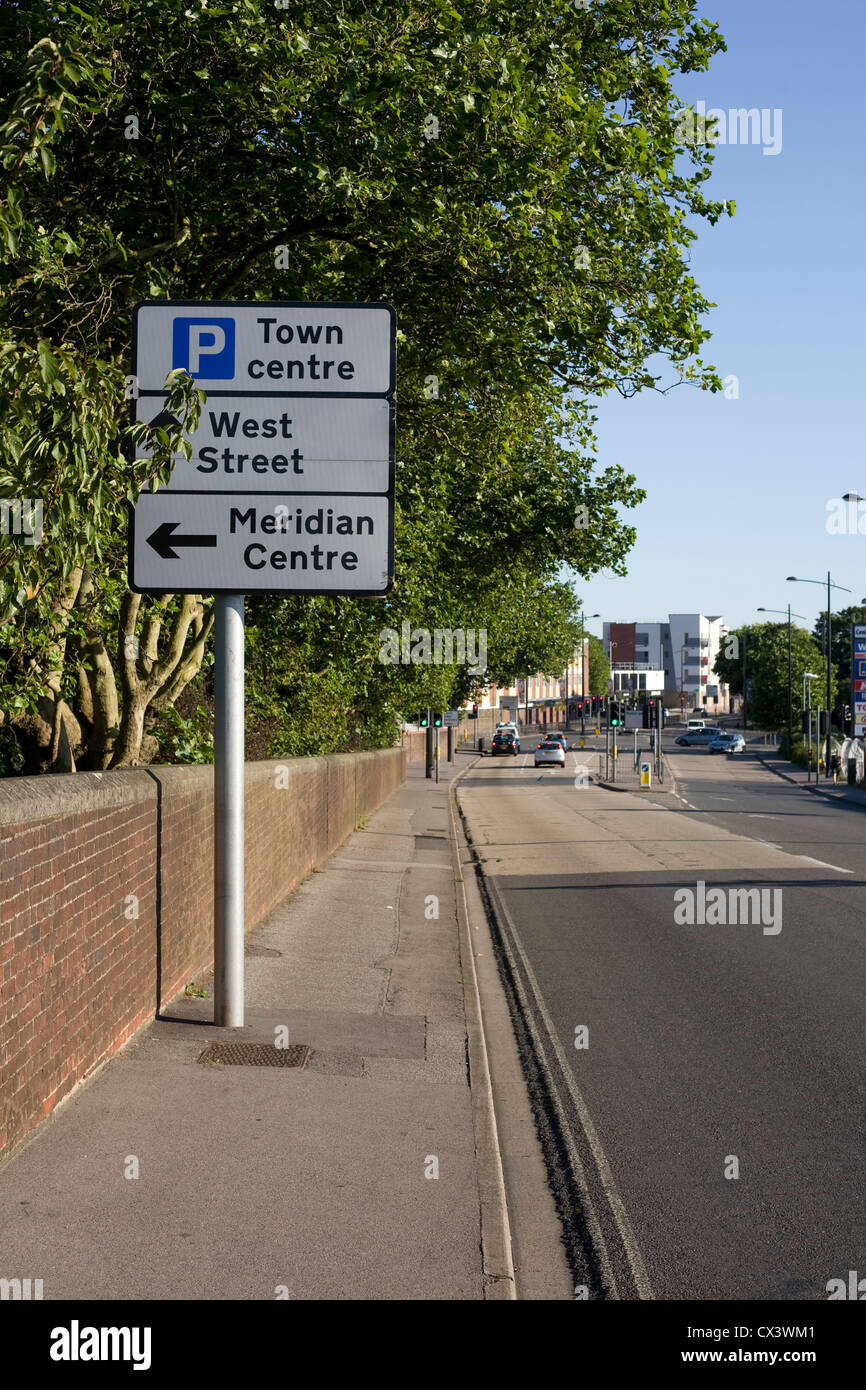 Vista verso sud lungo la strada del Parco Nord verso l'incrocio a sinistra in Havant Town Center su un glorioso nel pomeriggio in agosto Foto Stock