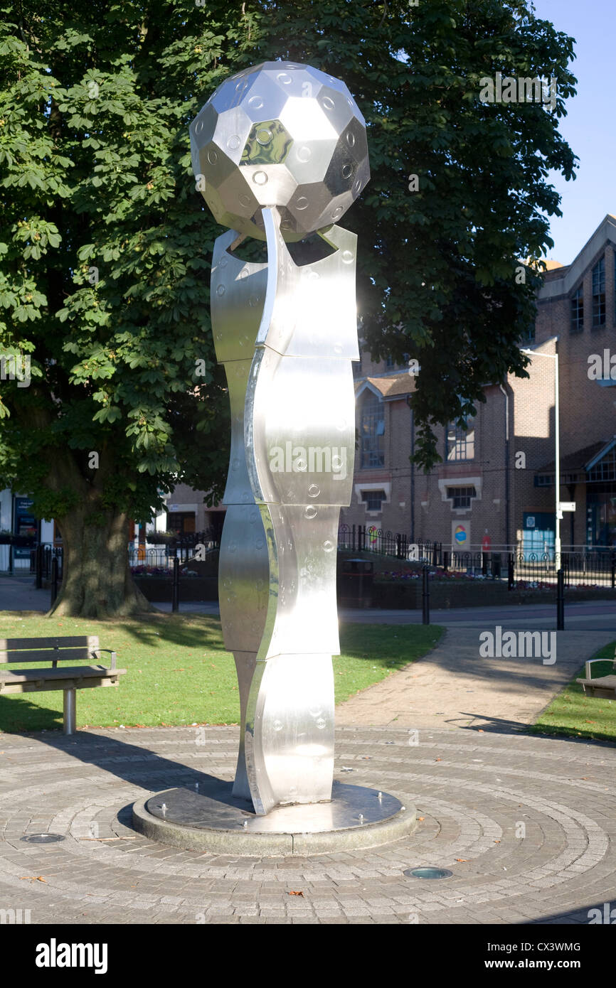 Scultura orbitale da John Thomson nell'angolo sud est del parco a Havant Foto Stock