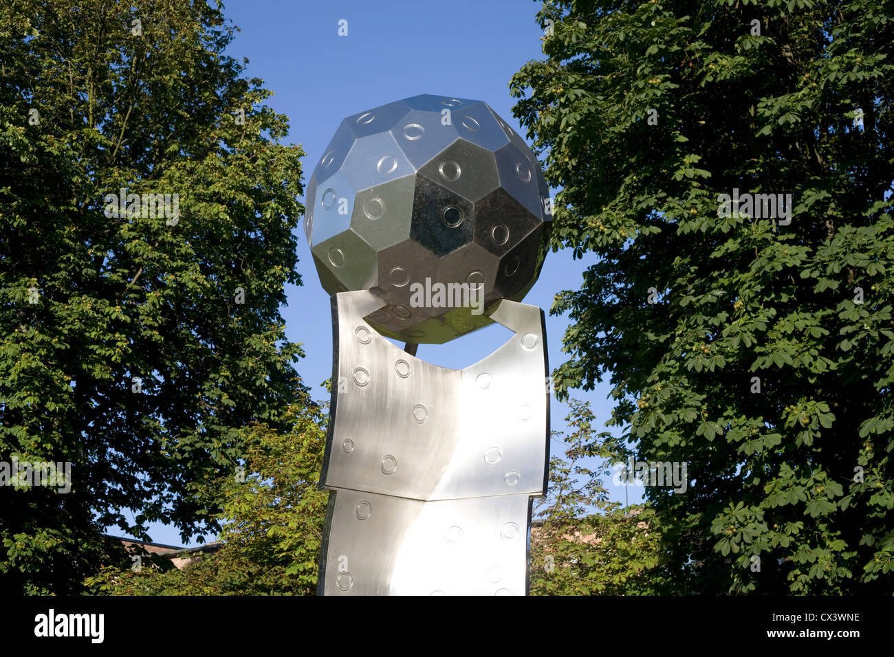 Scultura orbitale da John Thomson nell'angolo sud est di Havant park fino a tardi in una gloriosa agosto pomeriggio Foto Stock
