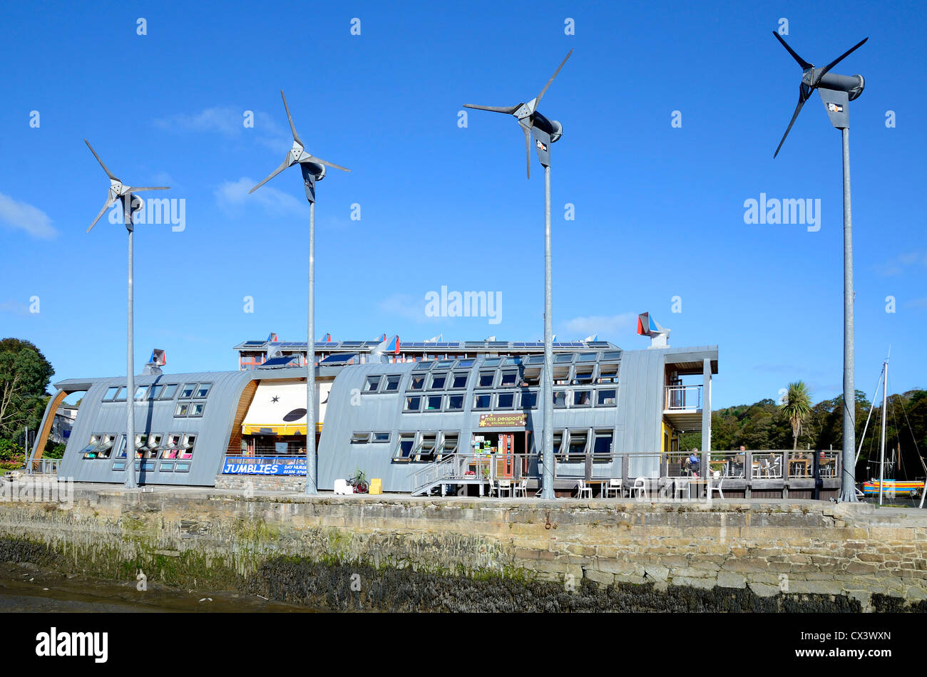 Le turbine eoliche di potenza di alimentazione per gli edifici al Giubileo Wharf in Penryn, Cornwall, Regno Unito Foto Stock