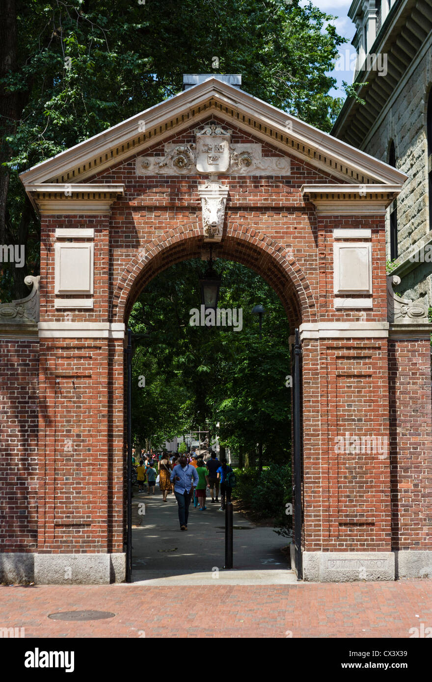 McKean Gate verso il "Vecchio Cantiere" di Harvard Yard, Harvard University, Massachusetts Avenue, Cambridge, Boston, Massachusetts, STATI UNITI D'AMERICA Foto Stock