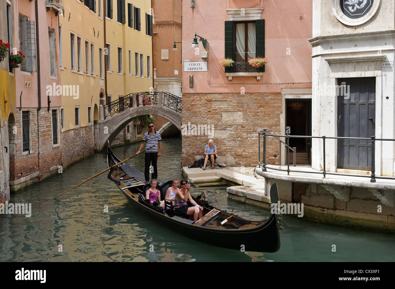 Esplorando i canali veneziani, Venezia, Italia. Foto Stock