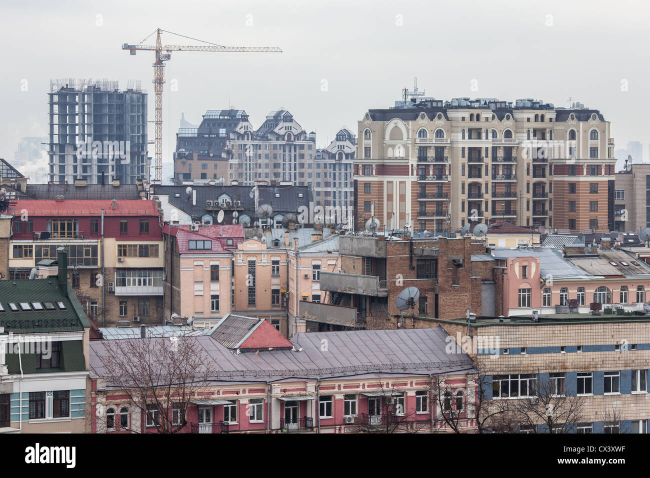 Urbanizzazione caotica nel centro di Kiev, in Ucraina, in Europa orientale. Foto Stock