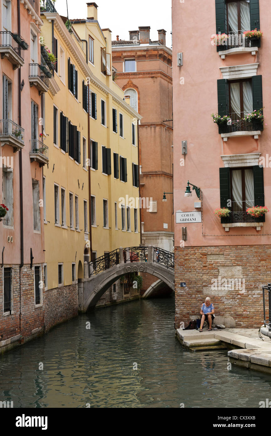 Artista al lavoro da Canal, Venezia, Italia. Foto Stock