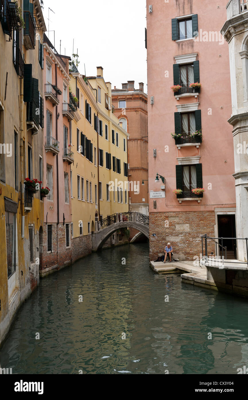 Artista al lavoro da Canal, Venezia, Italia. Foto Stock