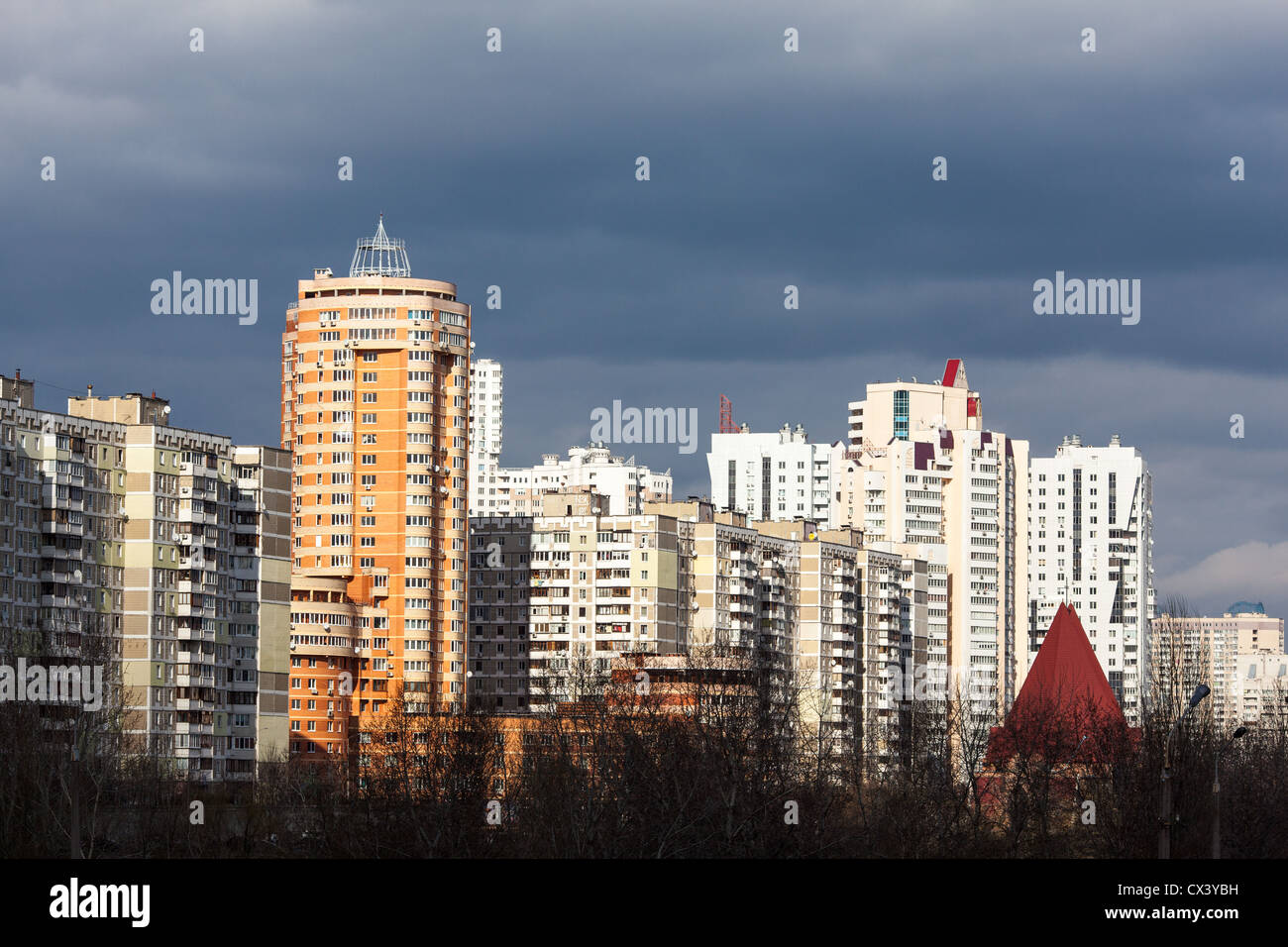 Moderno edificio condominiale in periferia Osokorki a Kiev, in Ucraina, in Europa orientale. Foto Stock