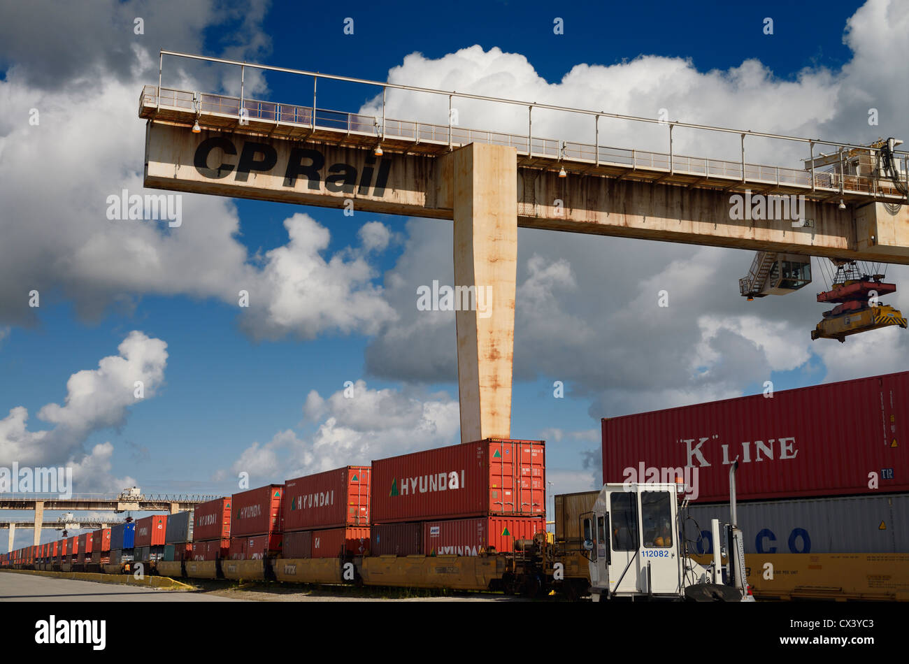 Fissa il ponte di calcestruzzo CP contenitore rampa gru in un trasporto ferroviario deposito per il trasferimento al camion Ontario Canada Foto Stock