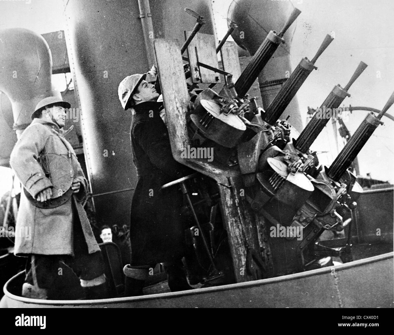 Royal Navy durante la Seconda Guerra Mondiale. La Royal Navy AAA anti aerei pistola equipaggio Foto Stock
