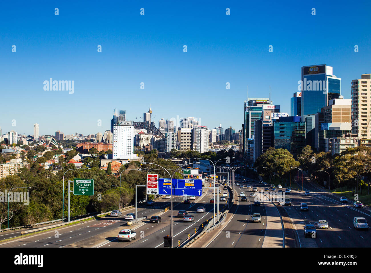 Vista la Bradfield Hignway che conduce al Ponte del Porto di Sydney da North Sydney Foto Stock