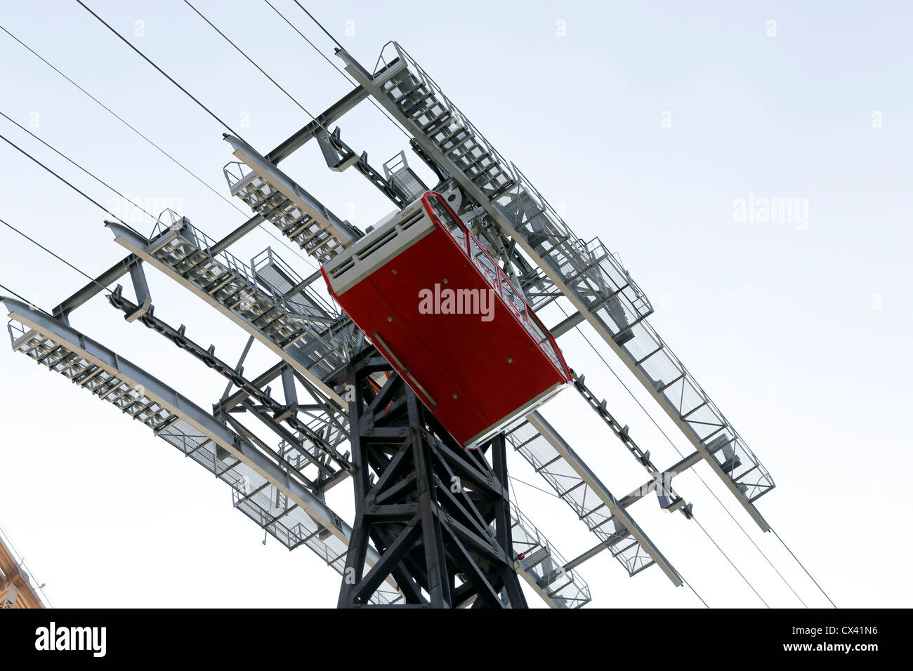 Guardando le Roosevelt Island Tram, rendendo il modo di Roosevelt Island a Manhattan, New York, NY, STATI UNITI D'AMERICA Foto Stock