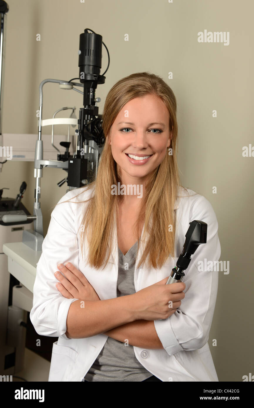 Ritratto di donna chirurgo di occhio circondato da apparecchiature di esame Foto Stock