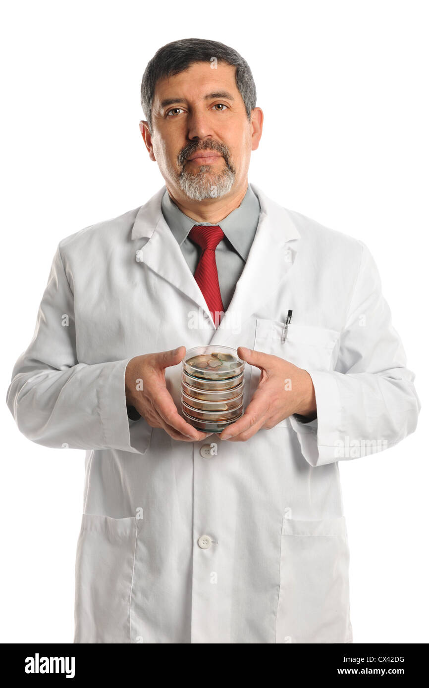Scienziato ispanica tenendo in capsule di Petri con batteri isolati su sfondo bianco Foto Stock