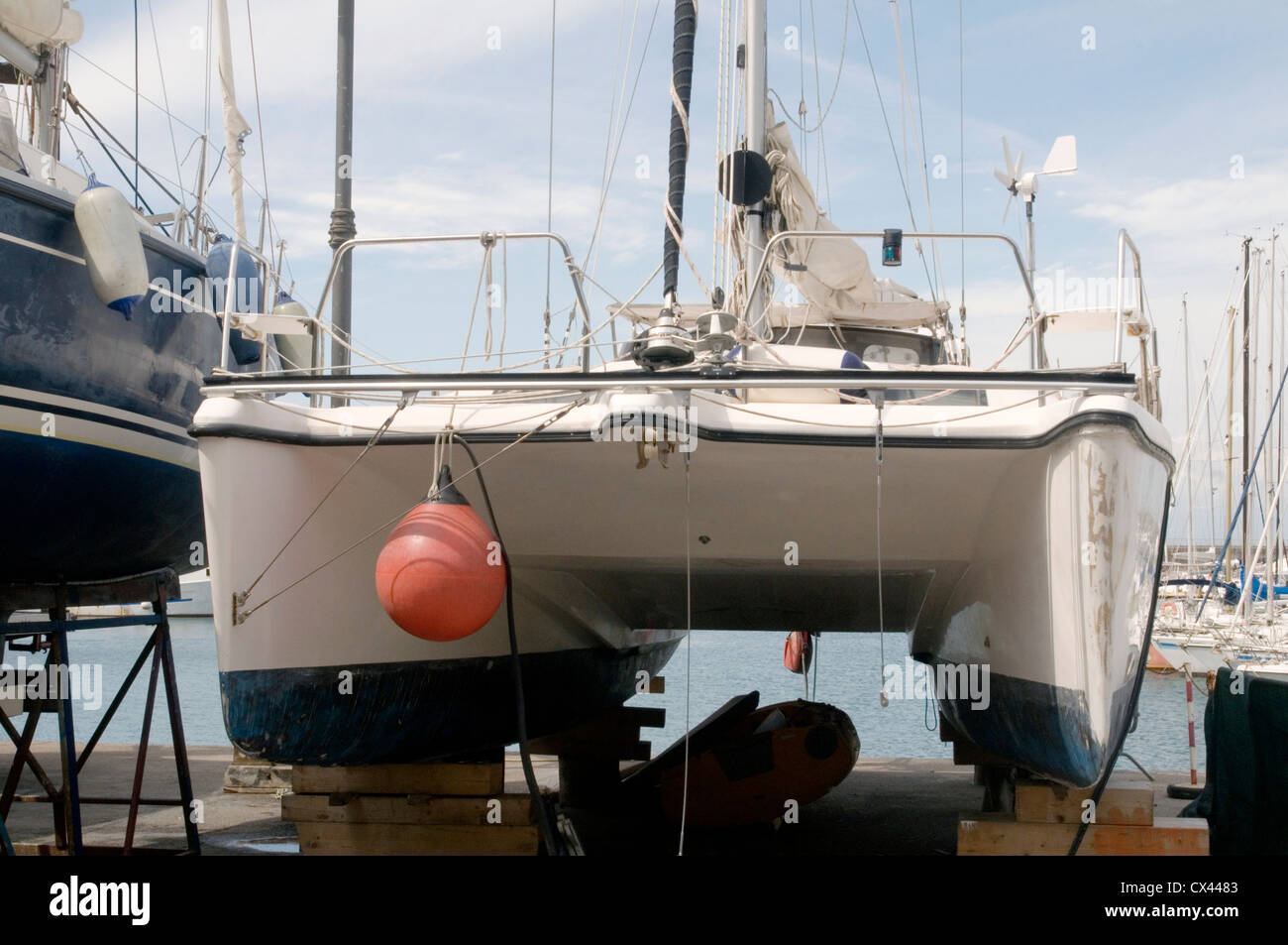 Catamarano catamarani multihulled barche barca nave navi yacht due scafi twin mondati dello scafo Foto Stock