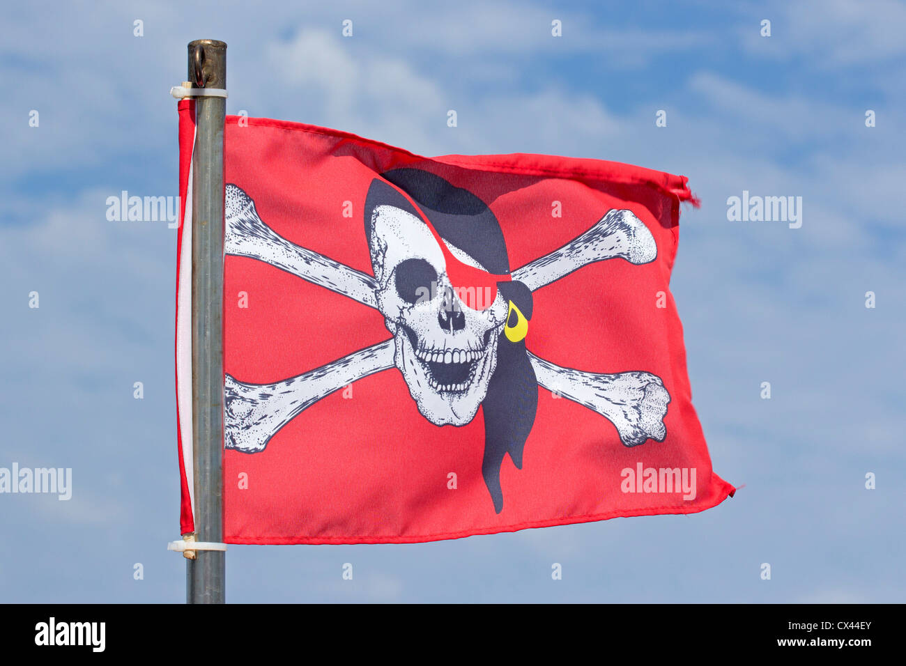 I bambini la bandiera dei pirati sulla barca per gite, Boltenhagen, Mar Baltico, Meclemburgo-Pomerania Occidentale, Germania Foto Stock