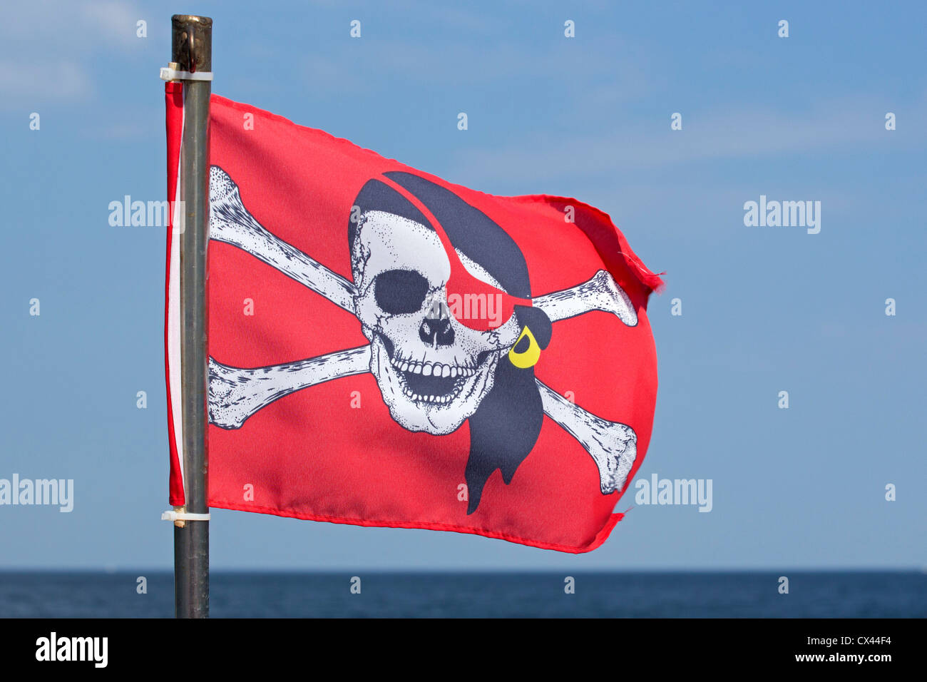 I bambini la bandiera dei pirati sulla barca per gite, Boltenhagen, Mar Baltico, Meclemburgo-Pomerania Occidentale, Germania Foto Stock
