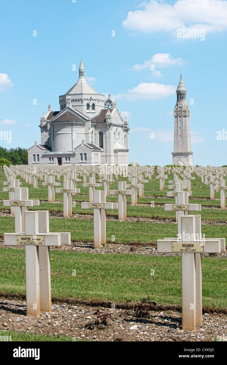 Tomba i marcatori in corrispondenza Albain St Nazaire (Notre Dame de Lorette) la trincea national WW1 memorial Foto Stock