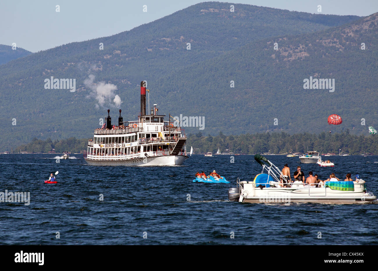 Minne-Ha-Ha alimentato con vapore di poppa escursione ruota nave da crociera Stati Uniti America Adirondack State Park Lake George New York Foto Stock