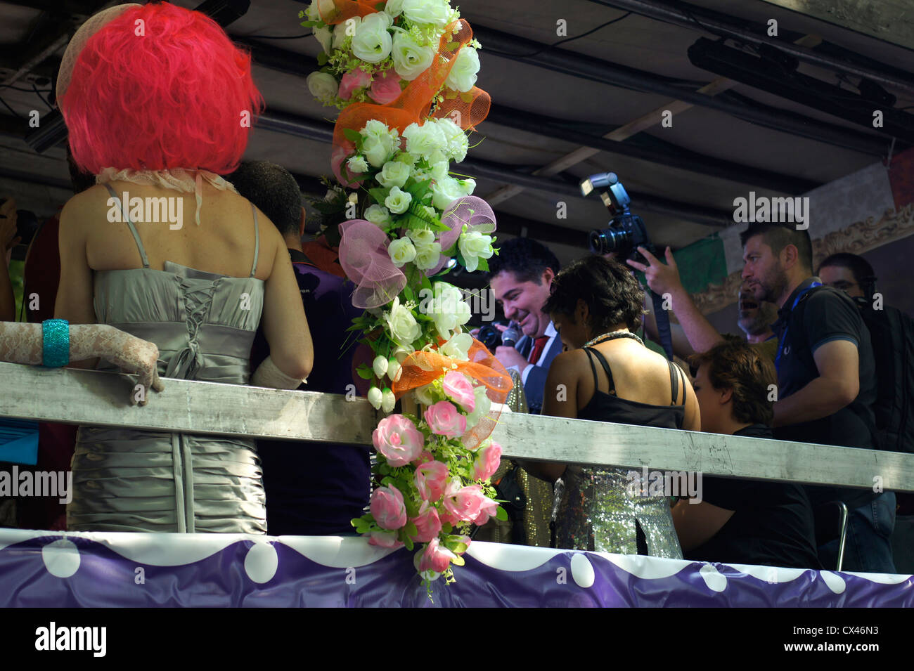 Un uomo politico è stata la celebrazione di un matrimonio gay durante il Gay Pride 2012 a Torino. L'Italia. Foto Stock