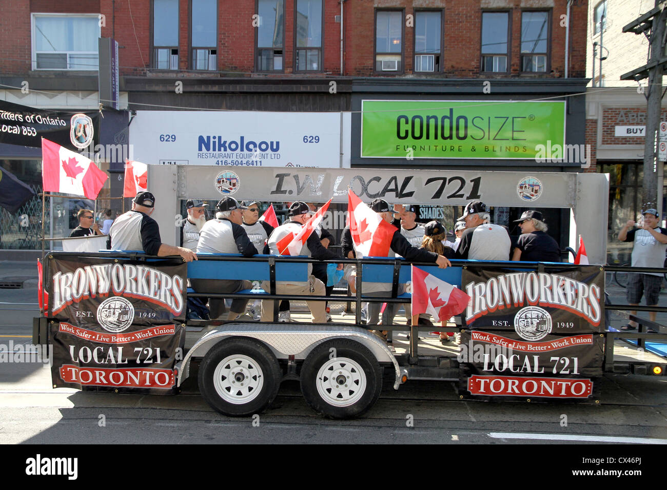 I lavoratori del ferro durante l annuale parata del giorno del lavoro in Toronto Foto Stock