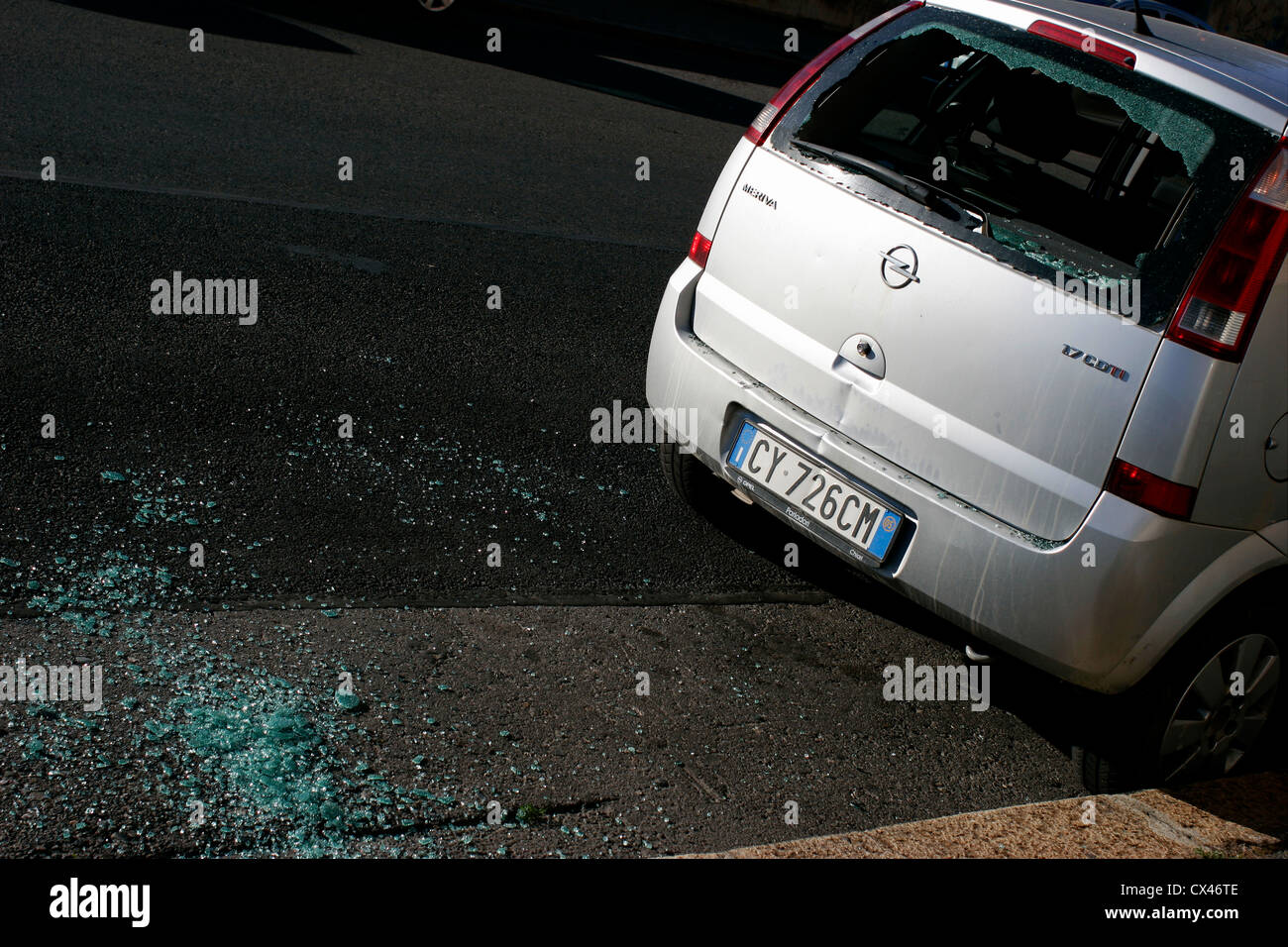 Auto vandalizzata in strada con un vetro rotto Foto Stock