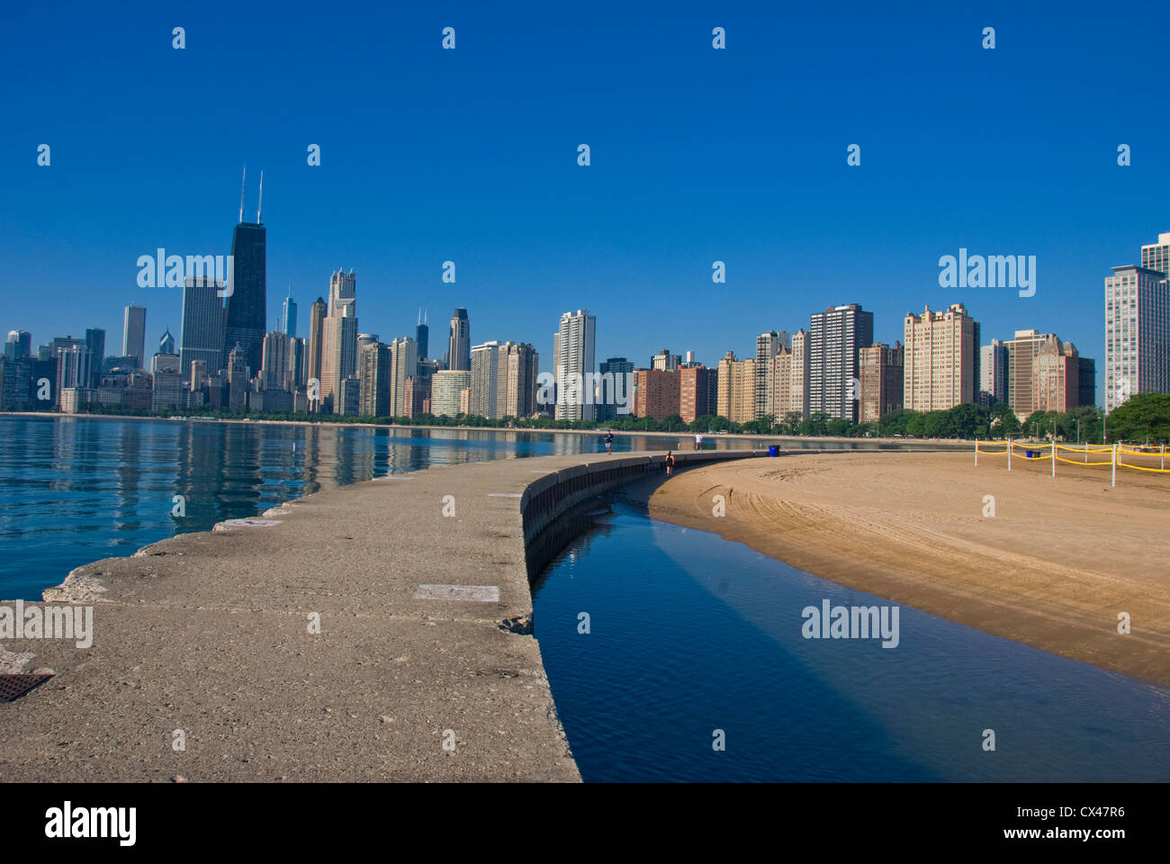 North Avenue Beach impostato per un torneo di pallavolo con sullo skyline di Chicago. Foto Stock