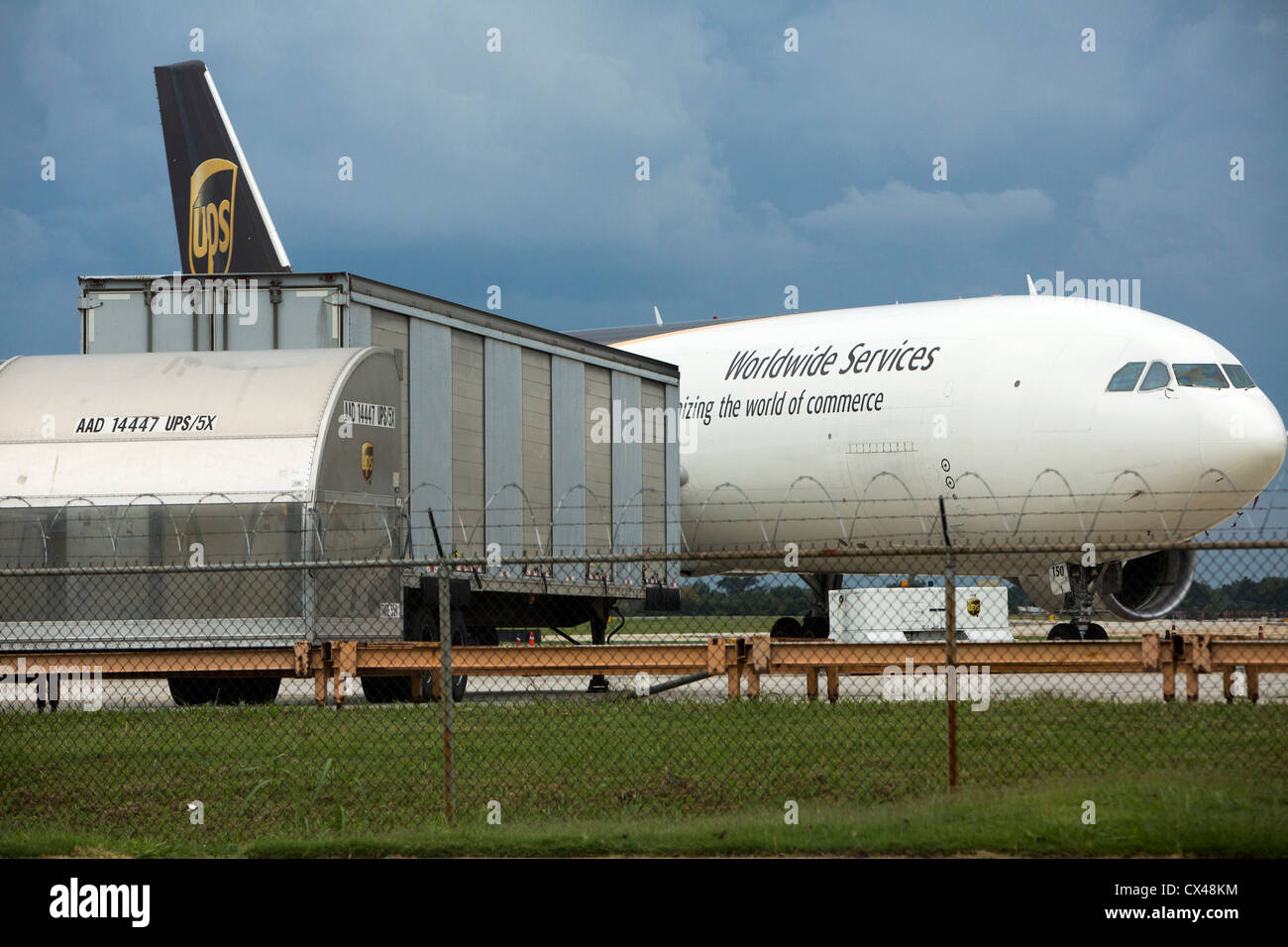 Un UPS (United Parcel Service) cargo aereo al di fuori di un impianto di smistamento. Foto Stock