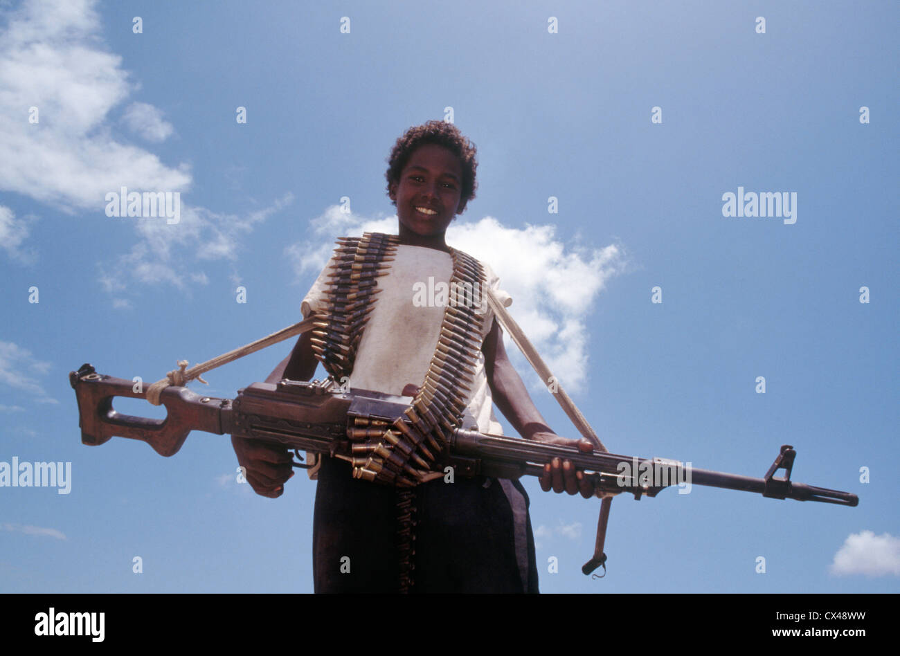 Ragazzo a Mogadiscio, Somalia, servendo con il 'caratteristiche varie' durante la guerra in Somalia negli anni novanta Foto Stock