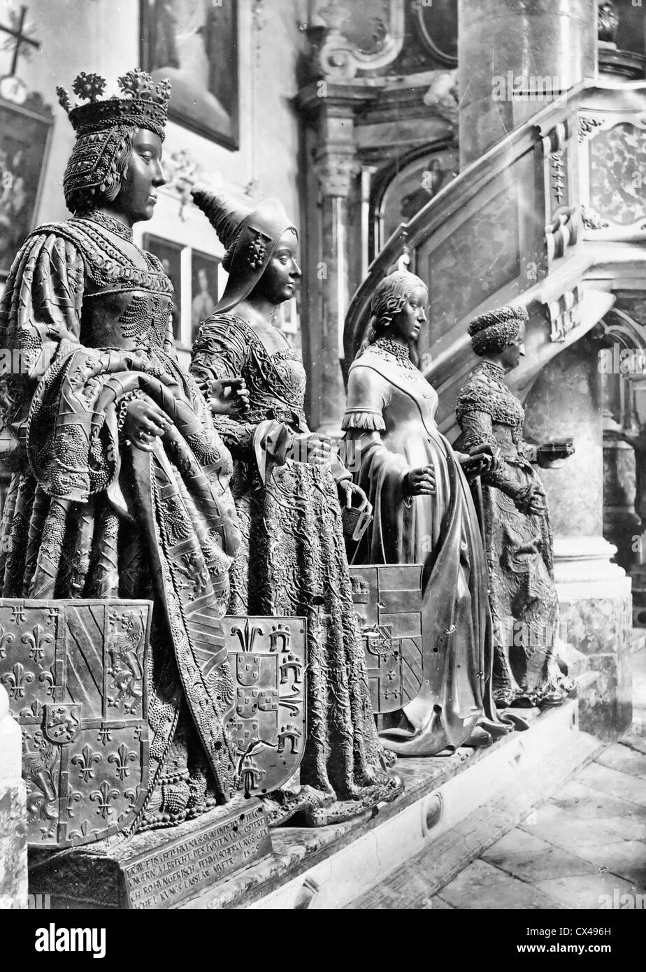 La vita statue a grandezza naturale che circondano la tomba di Massimiliano I, la Hofkirche, Innsbruck, Austria, circa 1890 Foto Stock