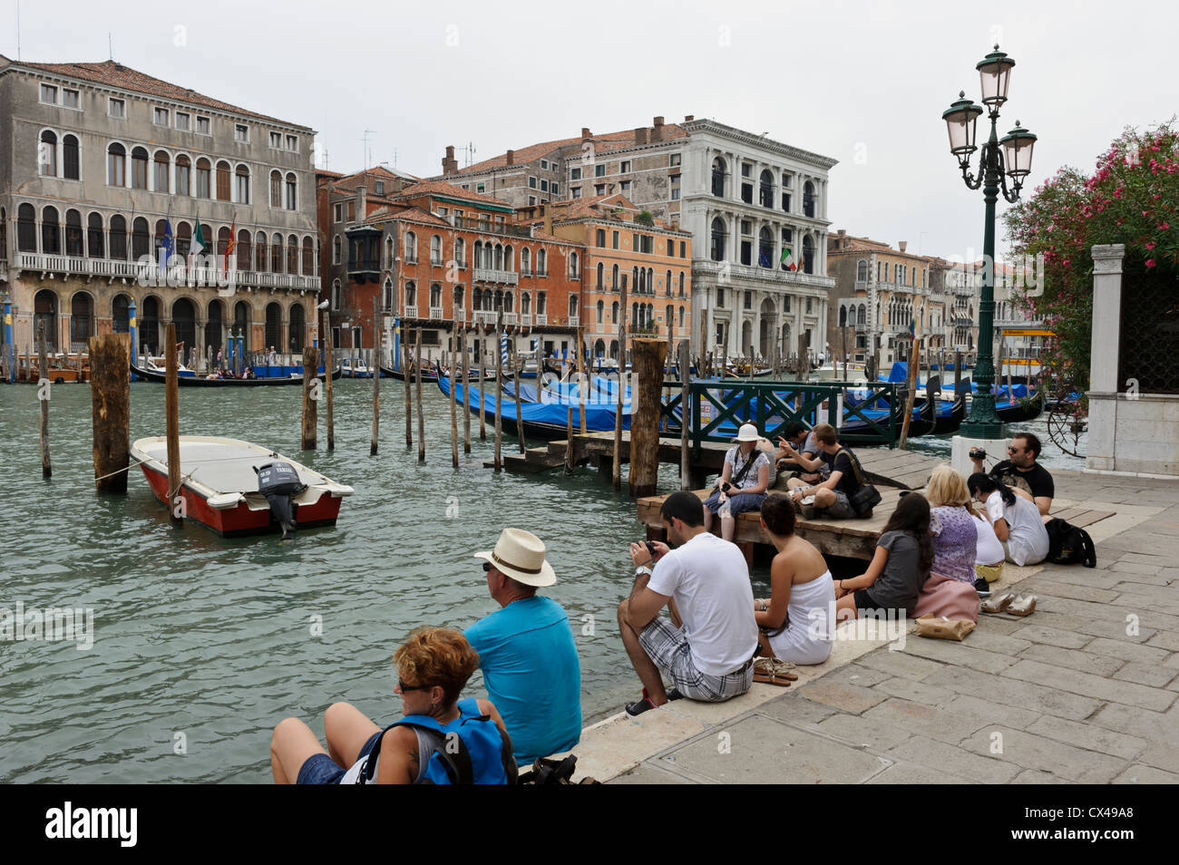 Relax presso il Grand Canal, Rialto, Venezia, Italia. Foto Stock
