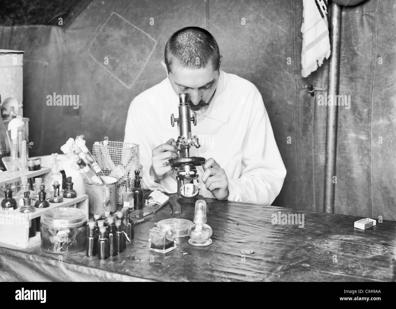 Bagno turco Red Crescent, medico guardando attraverso il microscopio, circa 1918 Foto Stock
