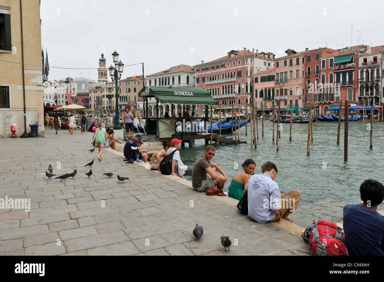 Relax presso il Grand Canal, Rialto, Venezia, Italia. Foto Stock