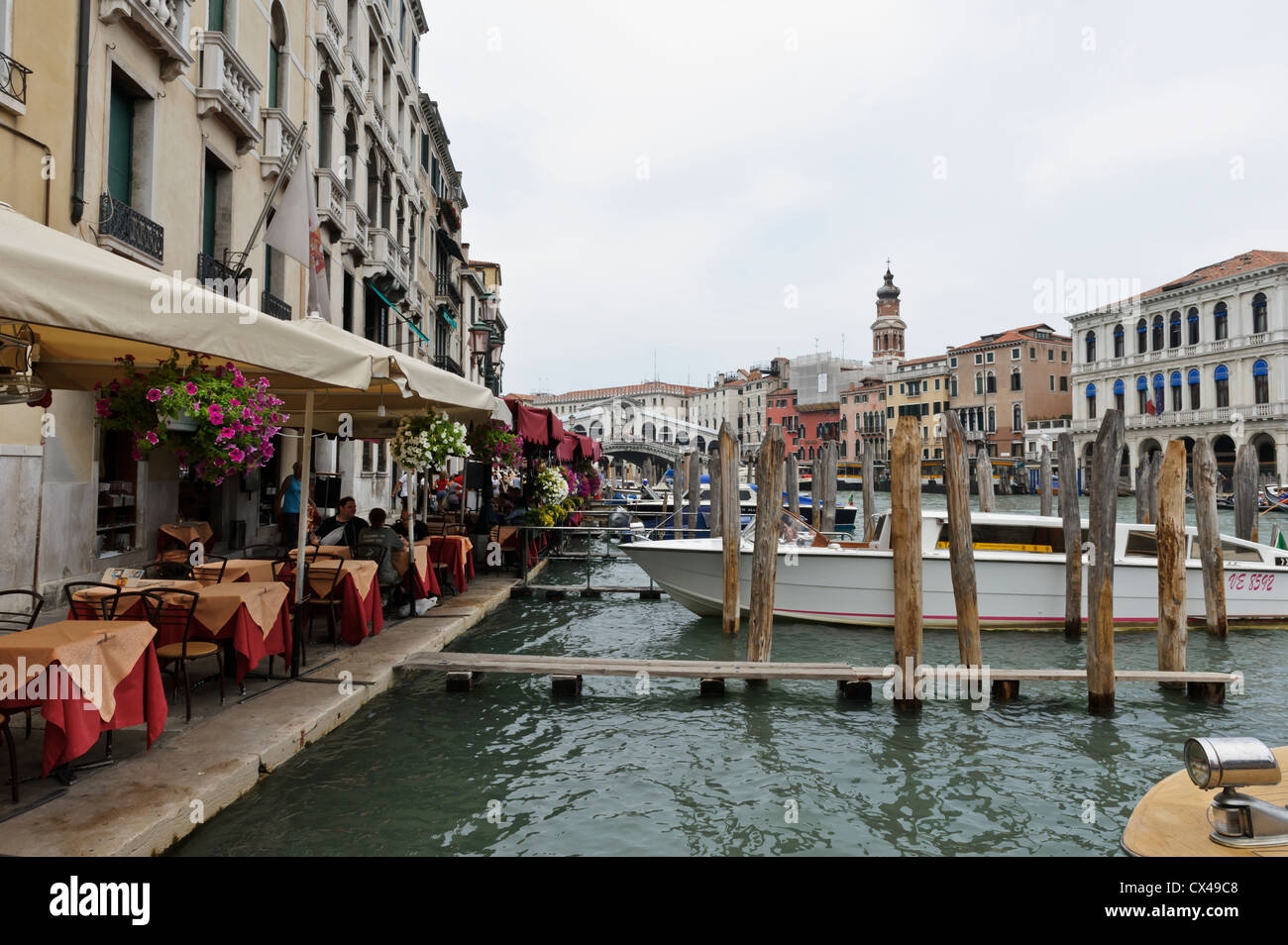 Ristorante Alfresco da Grand Canal, Rialto, Venezia, Italia. Foto Stock