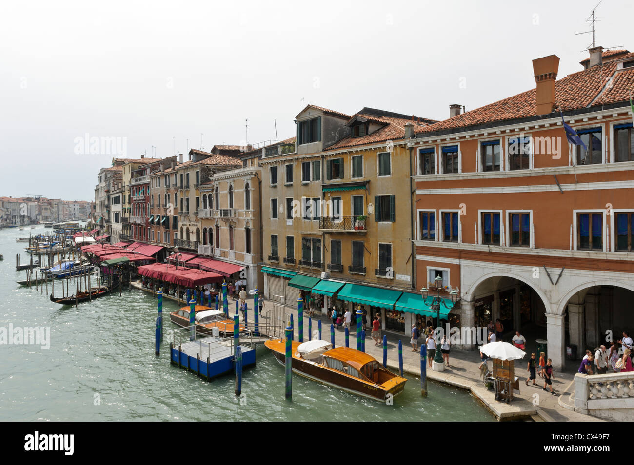 La vita quotidiana dal Canal Grande a Rialto, Venezia, Italia. Foto Stock