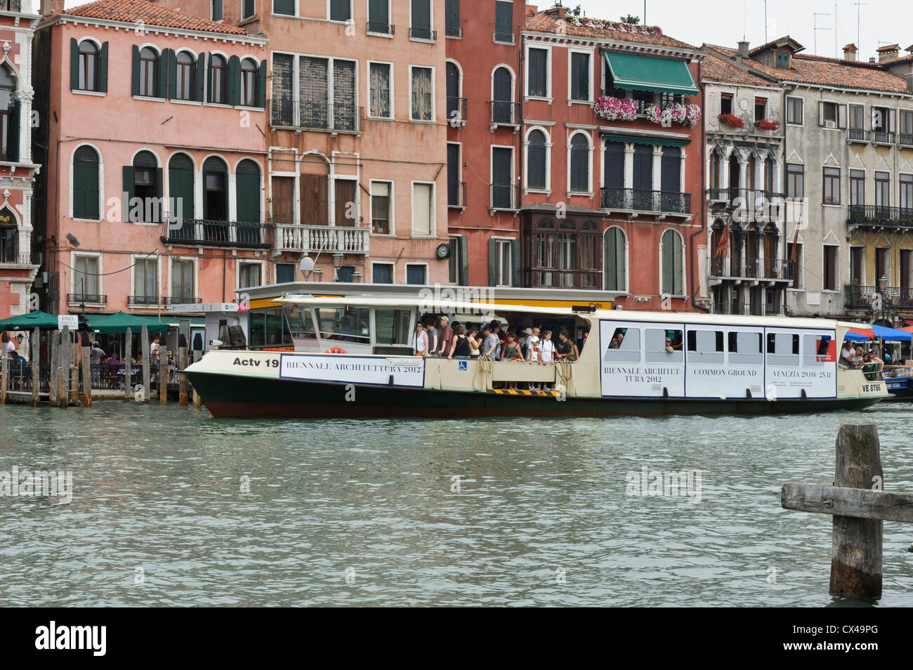 Vaporetto sul Canal Grande di Venezia, Italia. Foto Stock