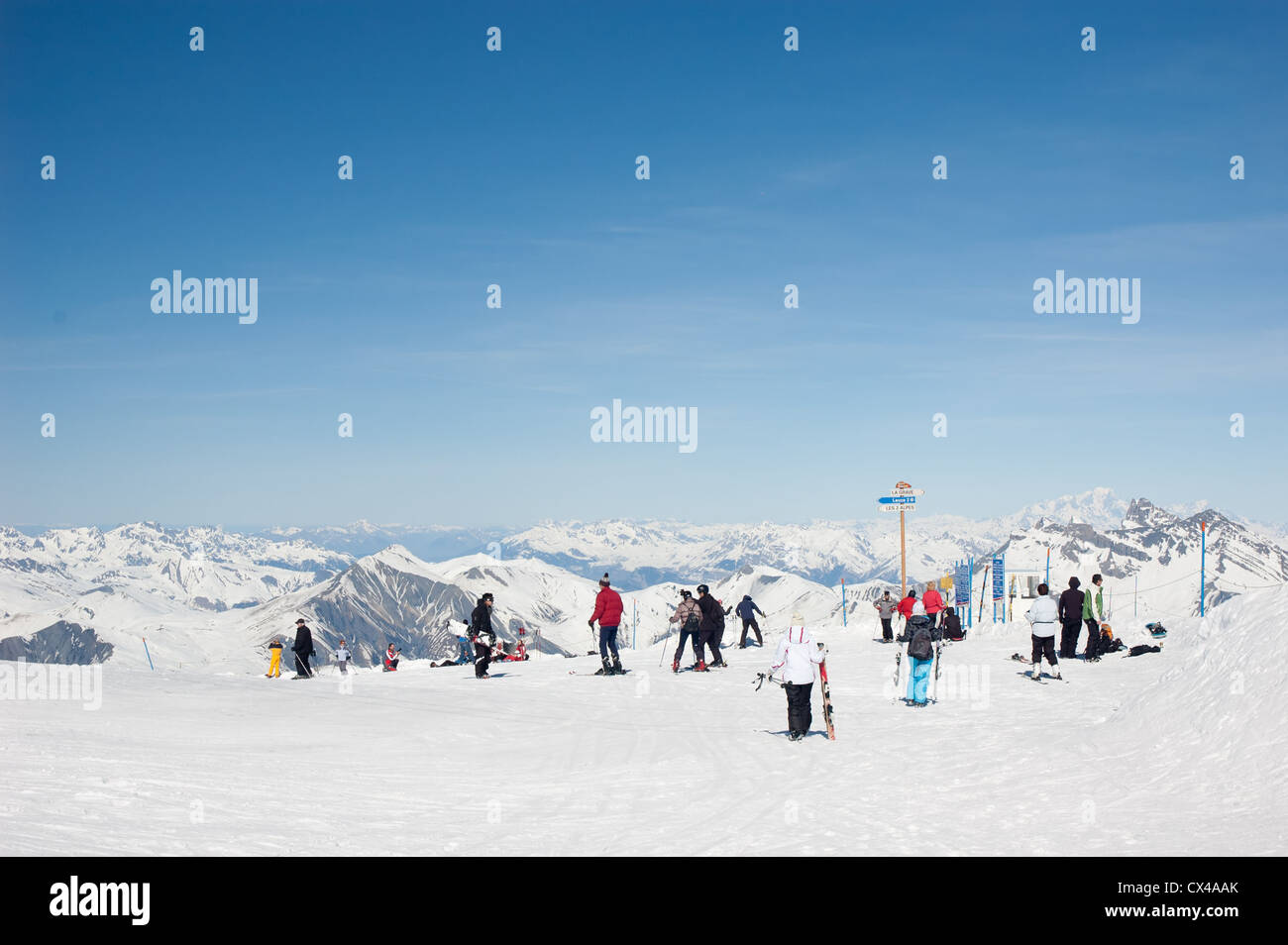 Sci di persone in Les 2 Alpes, sulle Alpi francesi Foto Stock
