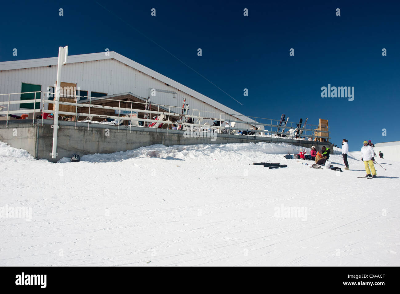 Gli sciatori di fronte ad un ristorante Foto Stock