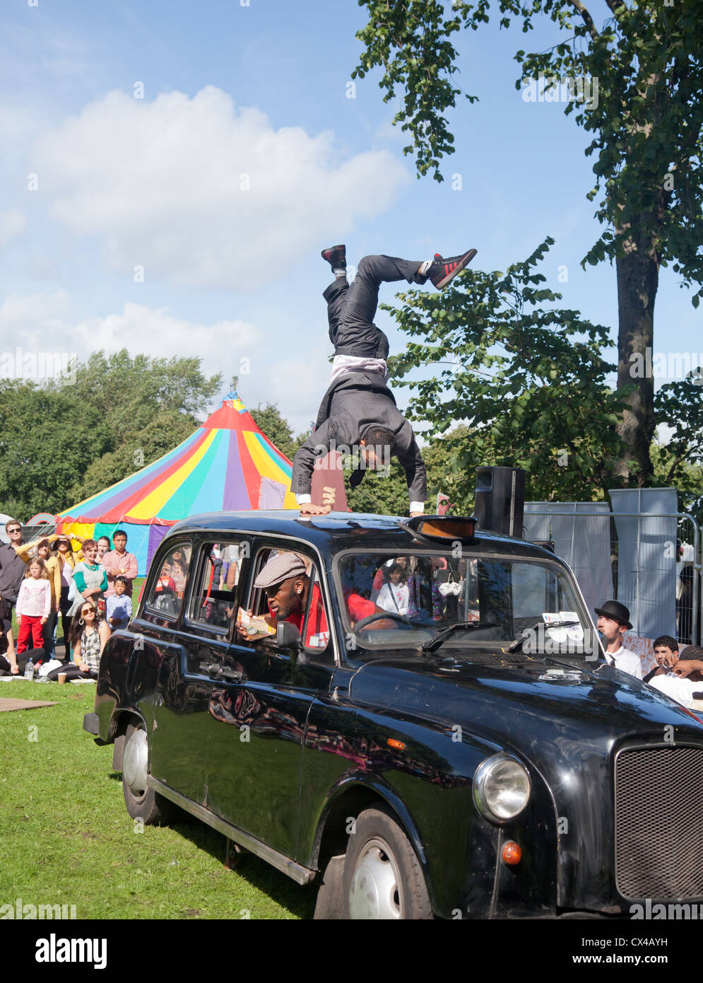 Avant Garde Dance eseguendo la loro fusione danza Taxi! A Edimburgo Mela 2012. Foto Stock