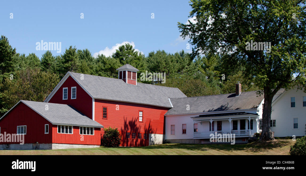 Agriturismo con attaccato un rinnovato granaio rosso. Foto Stock