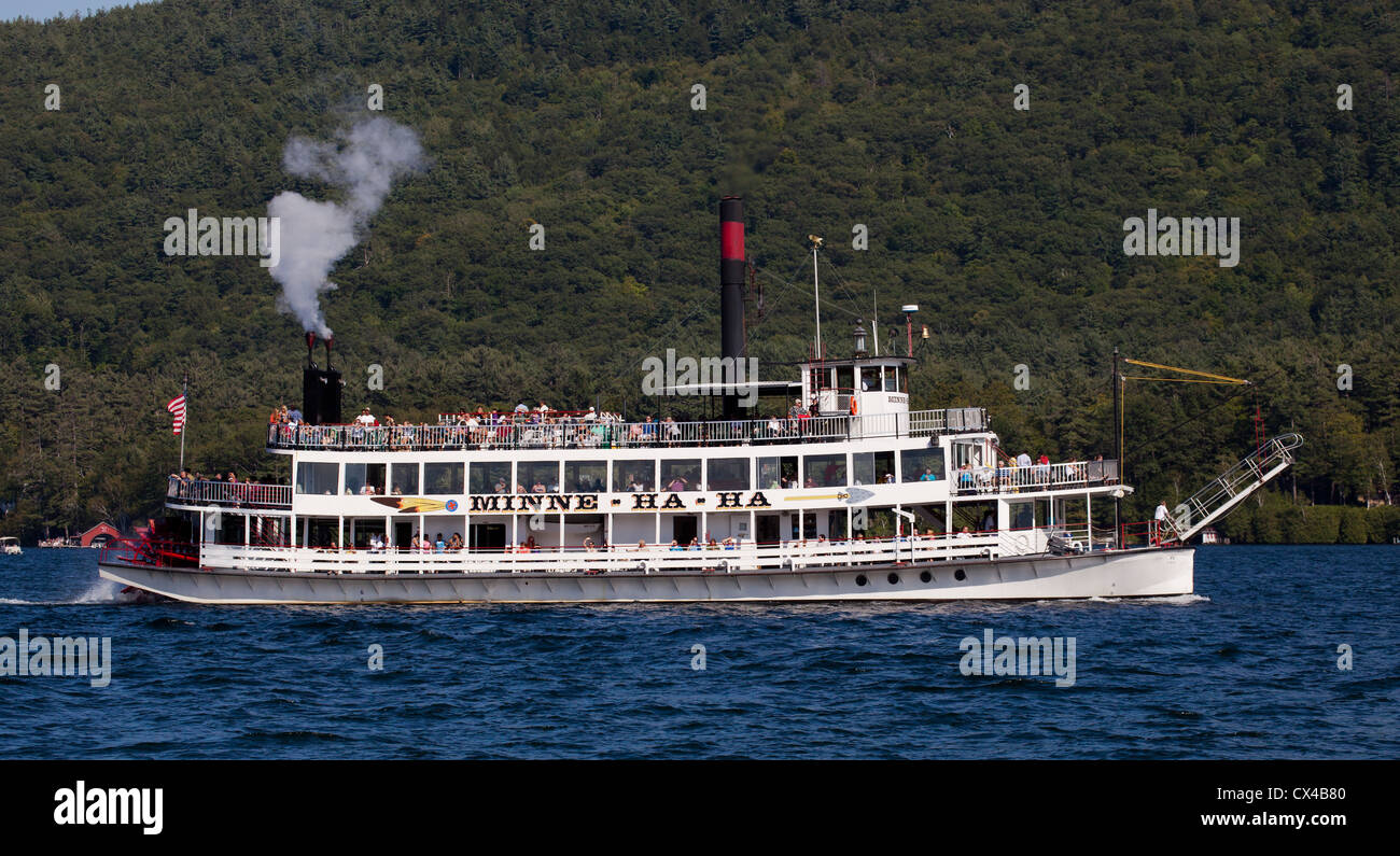 Minne-Ha-Ha alimentato con vapore di poppa escursione ruota nave da crociera Stati Uniti America Adirondack State Park Lake George New York Foto Stock