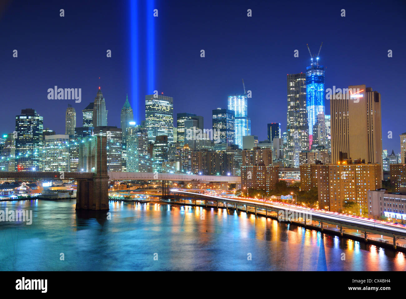 La città di New York e un tributo in luce su 9/11. Foto Stock