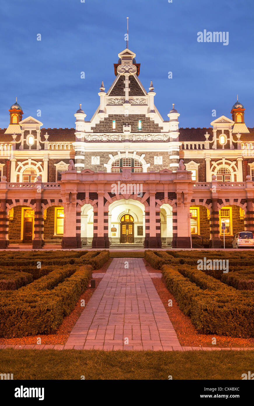 Dunedin stazione ferroviaria, l'ingresso principale, illuminato al crepuscolo, Otago, Nuova Zelanda. Foto Stock