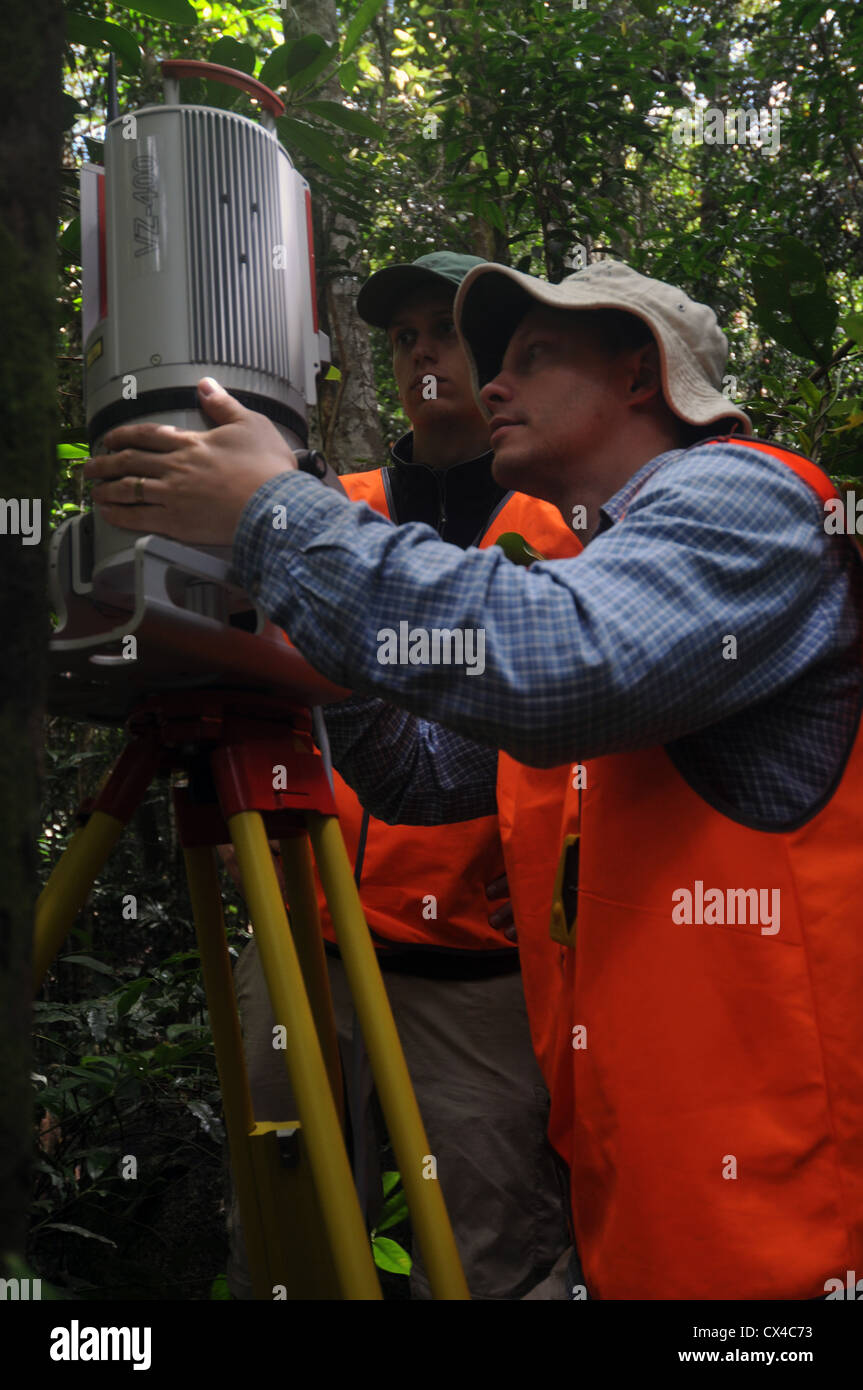 Gli scienziati nella foresta pluviale con terrestrial laser scanner, Atherton altipiano, Queensland, Australia. No signor o PR Foto Stock