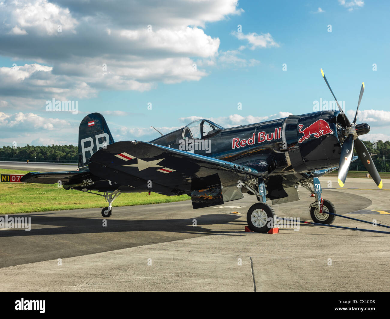 Possibilità Vought F4U Corsair fighter aircraft fermo sulla pista con drammatica nuvole - soleggiato. Alta risoluzione Hasselblad cifra Foto Stock