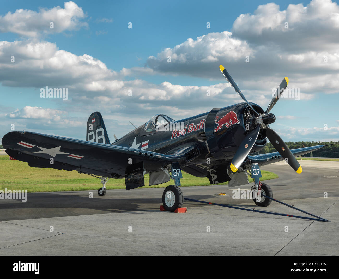 Possibilità Vought F4U Corsair fighter aircraft fermo sulla pista con drammatica nuvole. Alta risoluzione Hasselblad digital shot. Foto Stock