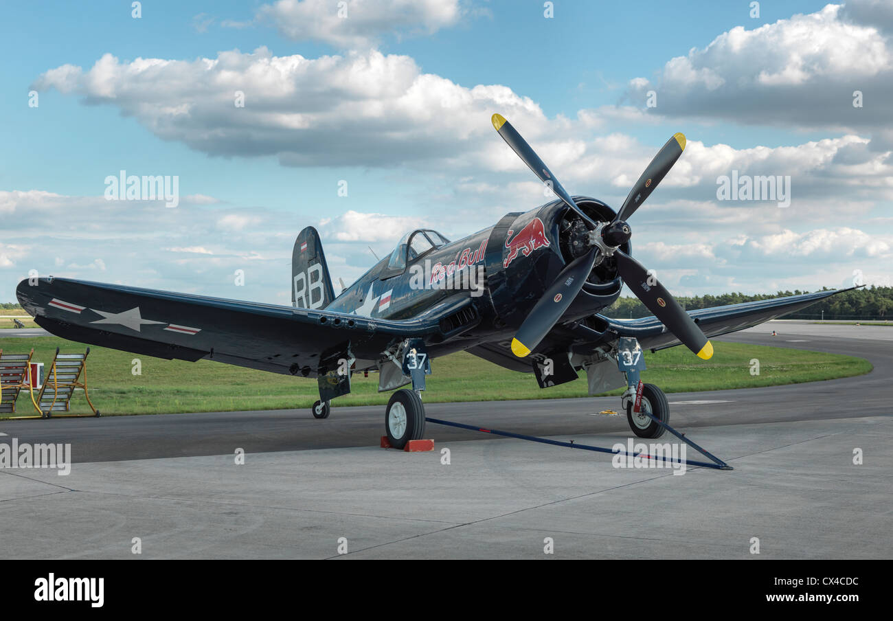 Possibilità Vought F4U Corsair fighter aircraft fermo sulla pista con drammatica nuvole. Alta risoluzione Hasselblad digital shot. Foto Stock