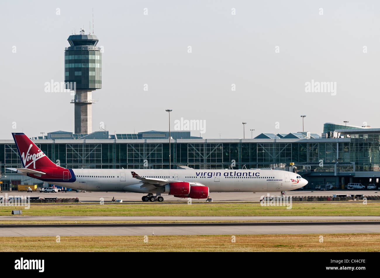 Un Virgin Atlantic Airways Airbus A340 (A340-600) jetliner partono dall'Aeroporto Internazionale di Vancouver (Canada). Foto Stock