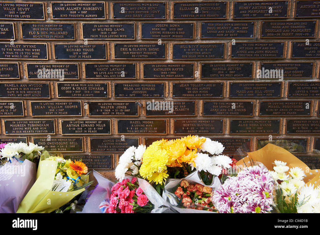 Memorial Wall placche Blacon crematorio Chester Cheshire Regno Unito Foto Stock