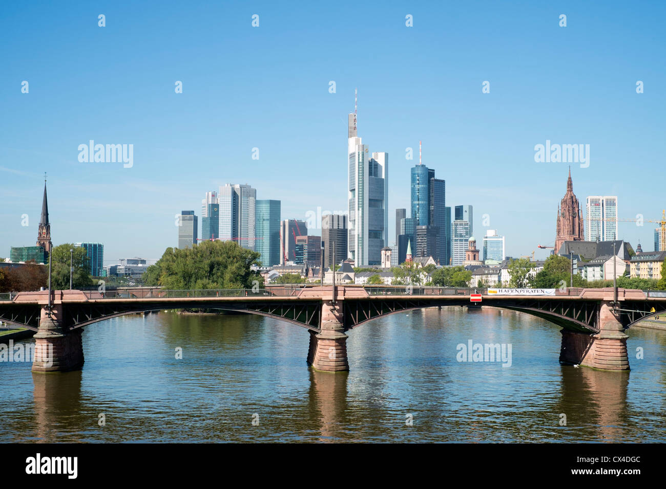 Skyline del quartiere finanziario della città di Francoforte sul Fiume Main in Hesse in Germania Foto Stock