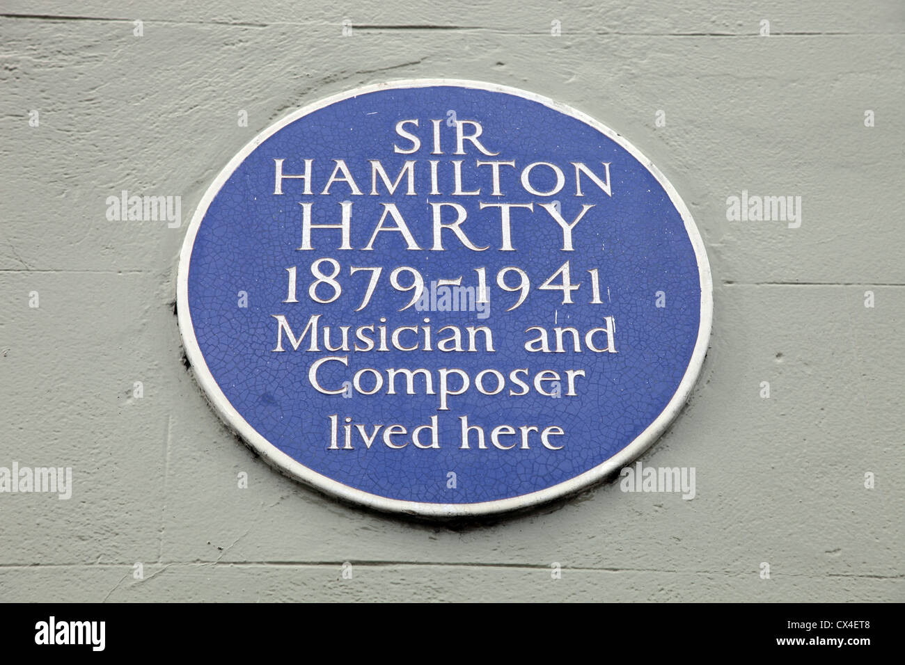 Targa blu presso il luogo di nascita del compositore Sir Hamilton Harty, Ballynahinch Street, Hillsborough, Irlanda del Nord Foto Stock